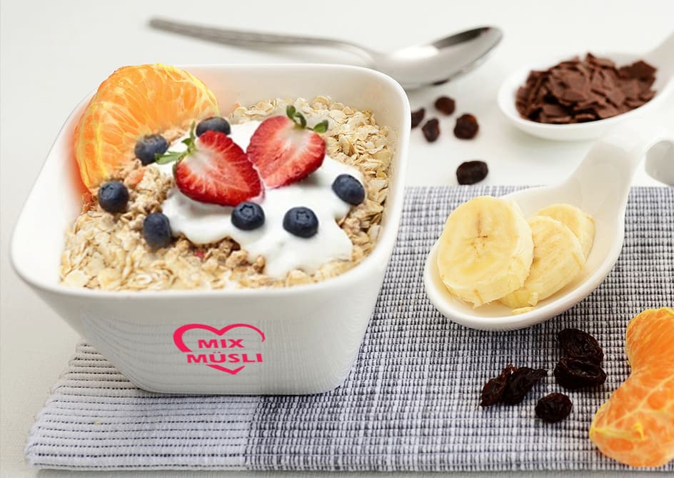 Müsli mit Haferflocken, Granola-Honig, Heidelbeeren, Erdbeeren und cremigem Joghurt